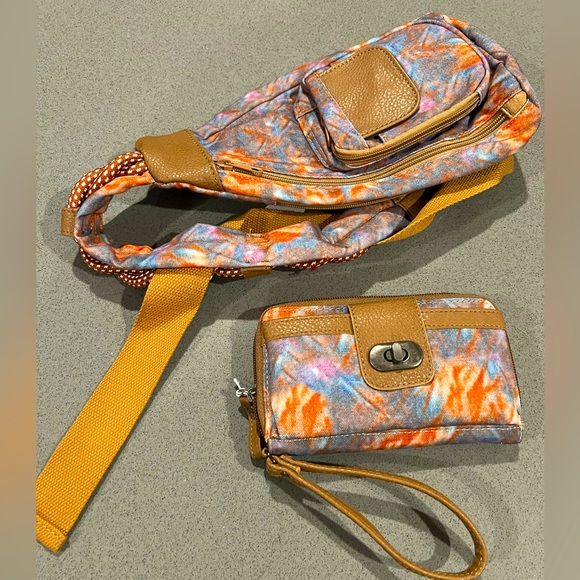 Vintage Style Cross-Body Bag With Matching Wristlet - Picture 8 of 16